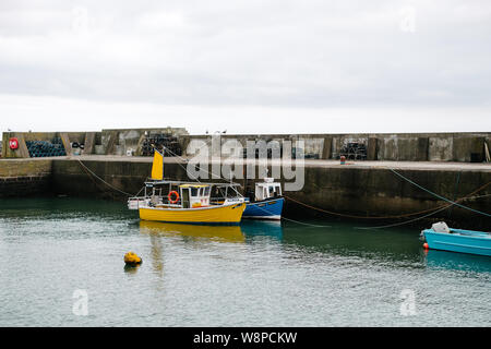 Des bateaux de pêche au homard ou à la crèle amarrés dans le petit port de pêche de la mer du Nord, le port de Johnshaven. Banque D'Images