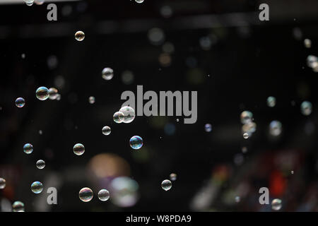 Londres, Royaume-Uni. 10 août, 2019. Des bulles au niveau du West Ham United v Manchester City, Premier League anglaise, jeu à la London Stadium, Londres, le 10 août 2019. **Utilisation éditoriale uniquement, licence requise pour un usage commercial. Aucune utilisation de pari, de jeux ou d'un seul club/ligue/dvd publications** Crédit : Paul Marriott/Alamy Live News Banque D'Images