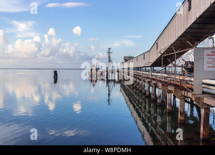 Tôt le matin par la route Sir Florizel Glaspole à Kingston en Jamaïque Banque D'Images