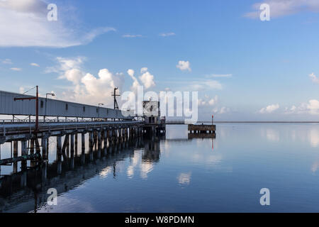 Tôt le matin par la route Sir Florizel Glaspole à Kingston en Jamaïque Banque D'Images