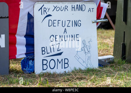 L'écho de l'histoire spectacle militaire à Purleigh, Essex, UK organisé par l'Association de véhicules militaires historiques d'Essex. Essayez une defuzing bombe Blitz sign Banque D'Images