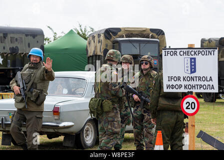 Spectacle militaire Echoes of History à Purleigh, Essex, Royaume-Uni organisé par l'Association des véhicules militaires historiques d'Essex. Recréation du point de contrôle de l'IFOR de l'ONU Banque D'Images