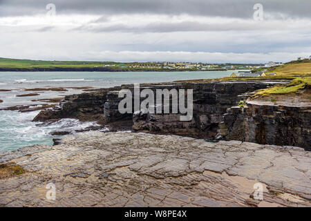Entourant la ville balnéaire de Kilkee, comté de Clare, Irlande falaises sont intéressants avec de nombreuses formations rocheuses uniques Banque D'Images