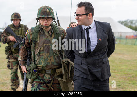 L'écho de l'histoire spectacle militaire à Purleigh, Essex, UK organisé par l'Association de véhicules militaires historiques d'Essex. Soldat nous arrêter espion russe Banque D'Images