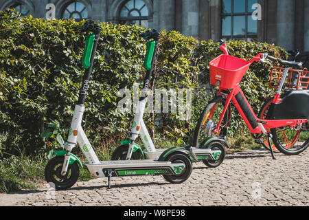 Berlin, Allemagne - Juin 2019 : electric scooter , escooter E ou e-scooter et vélos location sur trottoir à Berlin Banque D'Images