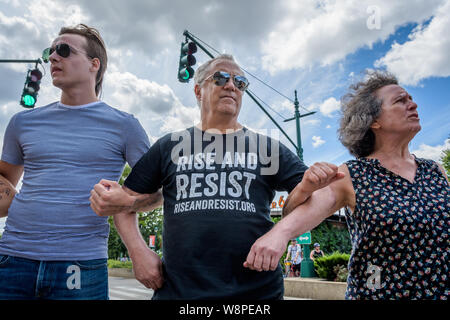 New York, USA. 10 août, 2019. Des centaines de New Yorkais s'est joint à la fermeture des camps de la coalition de New York au Madison square le 10 août 2019 pour une manifestation et une marche pour lutter contre l'immigration pour la justice, pour mettre fin aux camps de concentration d'être utilisé pour loger les migrants, et prendre des mesures directes contre les raids de l'immigration à New York. Plus de 50 manifestants ont été arrêtés sur l'inconduite accusations après avoir bouché la West Side Highway au cours de la marche. Crédit : Erik McGregor/ZUMA/Alamy Fil Live News Banque D'Images