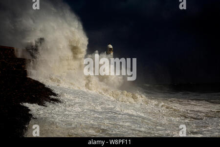 Tempête sur le phare de Porthcawl Banque D'Images