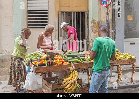 La Havane, Cuba - 09 avril, 2019 : les acheteurs et les vendeurs à un panier de fruits et légumes dans la Vieille Ville Banque D'Images