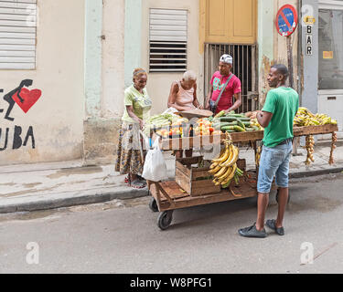 La Havane, Cuba - 09 avril, 2019 : les acheteurs et les vendeurs à un panier de fruits et légumes dans la Vieille Ville Banque D'Images