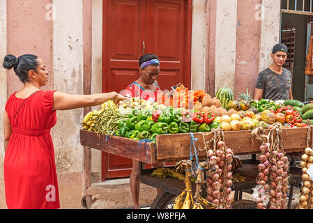 La Havane, Cuba - 09 avril, 2019 : les acheteurs et les vendeurs à un panier de fruits et légumes dans la Vieille Ville Banque D'Images