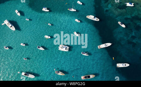 Vue de dessus, superbe vue aérienne d'une magnifique baie aux eaux turquoises plein de bateaux et yachts de luxe. Liscia Ruja, Côte d'Émeraude, en Sardaigne Banque D'Images