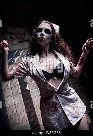 Capture d'horreur : l'infirmière folle mal creepy (médecin) le meurtre sanglant par seringue. Femme Zombie (morts-vivants). Monstre de cauchemar. Texture Grunge effi Banque D'Images