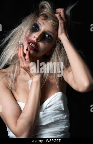 Mad étrange fille. Jeune femme triste morbide (freak) avec le maquillage. Portrait de la maladie mentale (fou) Banque D'Images