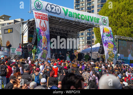 Le centre-ville de Vancouver, Colombie-Britannique, Canada - le 20 avril 2019 : foule de gens sont réunis pour célébrer 420 plage au coucher du soleil pendant une journée ensoleillée. Banque D'Images