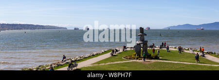 Vancouver, Colombie-Britannique, Canada - le 20 avril 2019 : vue panoramique de la Baie des Anglais, au parc Stanley, au cours d'une journée ensoleillée. Banque D'Images