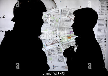 Moscou, Russie. Août 10th, 2019 Un policier parle avec un jeune manifestant dans la station de métro 'Kitaï-gorod' lors d'un rassemblement non autorisé à l'appui des détenus à des manifestations et Douma de la ville de Moscou a rejeté les candidats au centre de Moscou, Russie Banque D'Images