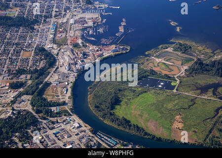 Vue aérienne d'une petite ville industrielle, Port Alberni, sur l'île de Vancouver pendant un matin d'été ensoleillé. Situé en Colombie-Britannique, Canada. Banque D'Images