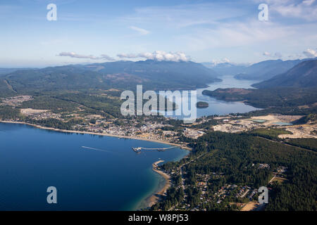 Vue aérienne d'une Sechelt, petite ville sur la Sunshine Coast, situé au nord-ouest de Vancouver, Colombie-Britannique, Canada. Prise lors d'un matin d'été ensoleillé. Banque D'Images