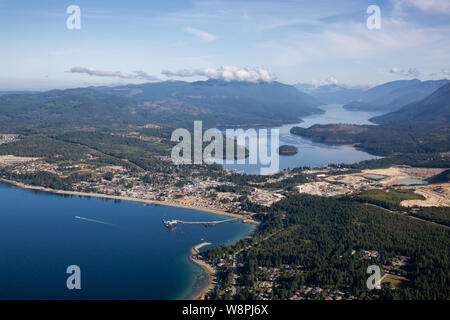 Vue aérienne d'une Sechelt, petite ville sur la Sunshine Coast, situé au nord-ouest de Vancouver, Colombie-Britannique, Canada. Prise lors d'un matin d'été ensoleillé. Banque D'Images