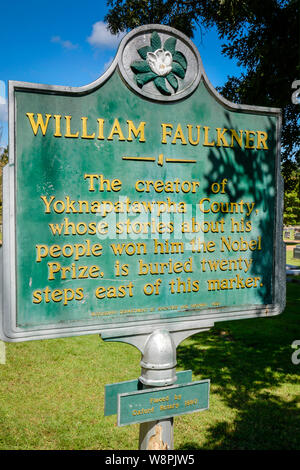 Un marqueur historique notant la proximité d'inhumation de lauréat du Prix Nobel, William Faulkner, dans sa ville natale d'Oxford, MS Banque D'Images