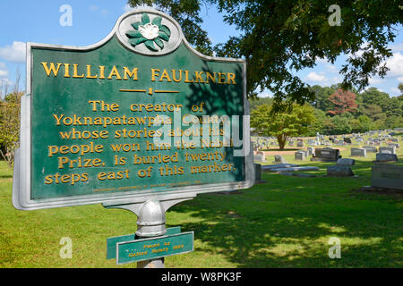 Un marqueur historique notant la proximité d'inhumation de lauréat du Prix Nobel, William Faulkner, dans sa ville natale d'Oxford, MS Banque D'Images