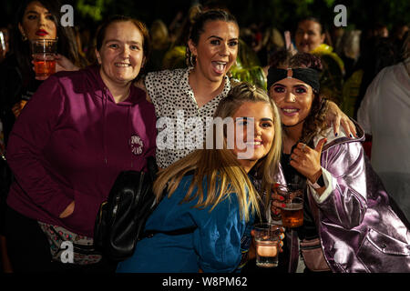 Falls Park Belfast, Ulster, Irlande 11 Août, 2019. Certains des 12 000 fans qui ont assisté à leur Boyzone concert au Festival de l'Ouest de Belfast. Ceci pour être les bandes dernier concert sur l'île ou l'Irlande Crédit : Bonzo/Alamy Live News Banque D'Images