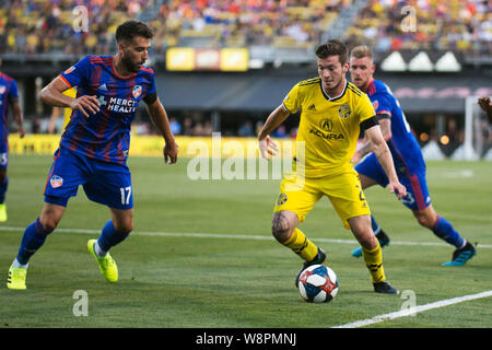 Columbus, Ohio, USA. 10 août, 2019. Columbus Crew milieu SC Luis Argudo (2) s'occupe de la balle contre le FC Cincinnati défense dans leur jeu à Columbus, Ohio, USA. Brent Clark/Alamy Live News Banque D'Images