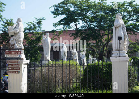 14 JUILLET 2019-VIGAN PHILIPPINES : Statue de différents saints debout sur un piédestal entourant le Vigan cathédrale. Banque D'Images