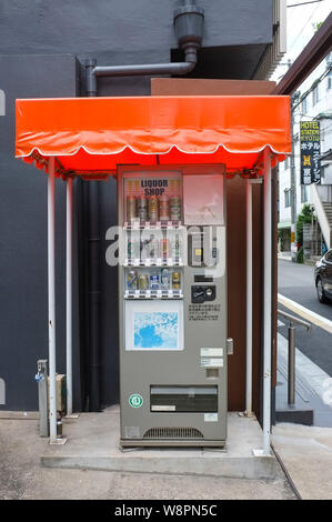 Distributeur automatique de boissons alcoolisées dans une rue de Kyoto, Kyoto au Japon. Banque D'Images