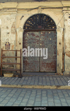 14 JUILLET 2019-VIGAN PHILIPPINES : sale ancienne double porte le long de la calle crisologo au Vigan. UNESCO World Heritage Banque D'Images