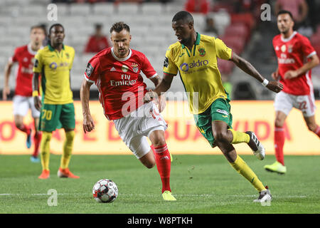 Lisbonne, Portugal. 10 août, 2019. Haris Seferovic de SL Benfica (L) rivalise pour le bal avec Mohamed Diaby du FC Paços de Ferreira (R) au cours de la Ligue n° 2019-2020 footballl match entre SL Benfica vs FC Paços de Ferreira. (Score final : SL Benfica 5 - 0 FC Paços de Ferreira) Credit : SOPA/Alamy Images Limited Live News Banque D'Images