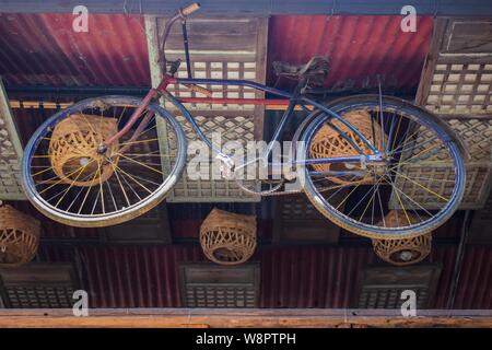 14 JUILLET 2019-VIGAN PHILIPPINES : un vélo rouillé qui pendent du plafond et utilisé à titre de décoration. Banque D'Images