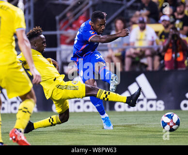 Columbus, Ohio, USA. 10 août, 2019. Le milieu de terrain du FC Cincinnati Joseph-Claude Gyau (36) prend un tir au but contre Columbus Crew SC dans leur jeu à Columbus, Ohio, USA. Brent Clark/Alamy Live News Banque D'Images