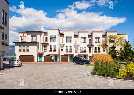 Townhomes avec grande porte de garage et voitures garées devant Banque D'Images