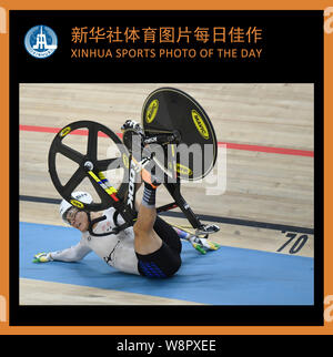 Beijing, la province de Shanxi. 10 août, 2019. SPORTS XINHUA PHOTO DU JOUR (Août 11, 2019) TRANSMIS LE 11 AOÛT 2019. Zejia Chen de la Province de Zhejiang Délégation tombe vers le bas au cours de la piste le keirin hommes au 2ème Jeux de la jeunesse de la République populaire de Chine à Taiyuan, Chine du Nord, Province de Shanxi, le 10 août 2019. Credit : Huang Zongzhi/Xinhua/Alamy Live News Banque D'Images