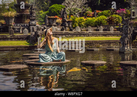 Jeune femme touriste au Taman Tirtagangga, palais de l'eau, parc aquatique, Bali Indonésie Banque D'Images