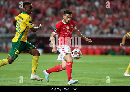 Lisbonne, Portugal. 10 août, 2019. Pizzi de Benfica (R ) rivalise avec les maracas du FC Pacos Ferreira au cours de la Primeira Liga match de football entre SL Benfica et le FC Pacos Ferreira au stade de la Luz à Lisbonne, Portugal le 10 août 2019. Crédit : Pedro Fiuza/ZUMA/Alamy Fil Live News Banque D'Images