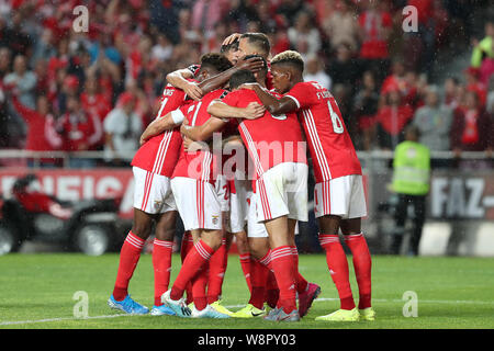 Lisbonne, Portugal. 10 août, 2019. Les joueurs du Benfica célébrer après avoir marqué au cours de la ligue portugaise football match entre Benfica et Pacos de Ferreira à Lisbonne (Portugal), le 10 août 2019. Credit : Petro Fiuza/Xinhua/Alamy Live News Banque D'Images