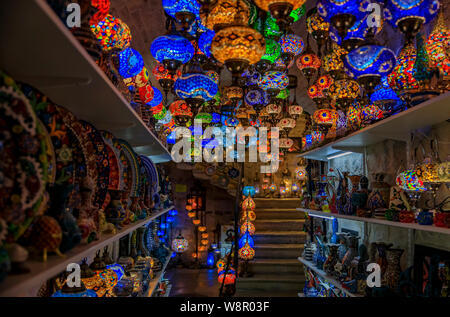 Décoratives colorées traditionnelles turques vintage lampes orientales à vendre à à l'un des nombreux cadeaux souvenirs Boutiques dans la vieille ville de Kotor au Monténégro Banque D'Images
