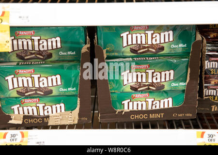 Arnotts Tim Tam, TimTam chocolat biscuits saveur menthe en vente dans un supermarché de Sydney, Australie Banque D'Images