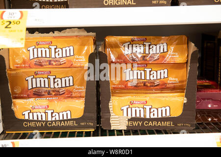 Arnotts TimTam biscuits saveur de caramel chewy en vente dans un Supermarché de Sydney, Australie Banque D'Images