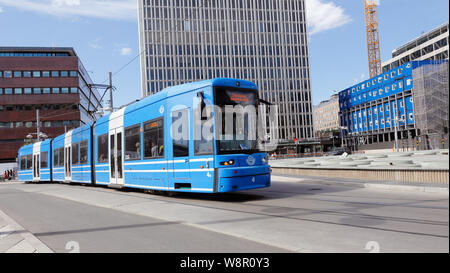 Stockholm, Suède - le 10 juin 2019 : tramway articulé moderne dans le service en ligne pour les transports publics à la SL Sergels torg dans le centre-ville Banque D'Images