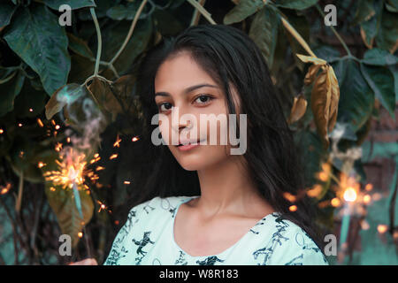 A girl Playing with sparklers. Banque D'Images