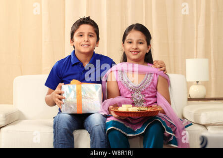 Garçon avec sa sœur célèbre festival Raksha Bandhan Banque D'Images