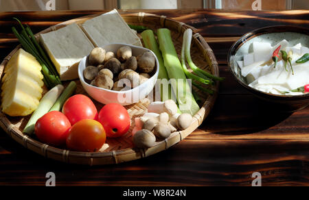 Vue de dessus de la nourriture pour l'ingrédient repas végétarien, légumes soupe tomate, ananas, pousse de bambou et le tofu, champignons cuire avec la sauce de soja, plat simple Banque D'Images