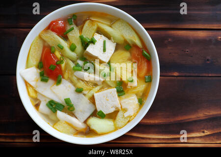 Vue de dessus, repas végétarien Soupe légumes ingrédient de l'alimentation comme la tomate, l'ananas, les pousses de bambou et le tofu, les champignons, plat simple pour l'alimentation végétalienne Banque D'Images