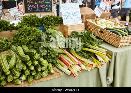 Pile de Swiss et Rainbow chard sur l'affichage à un marché de producteurs à Boulder, Colorado Banque D'Images