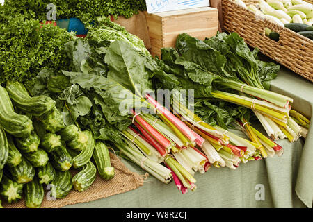 Pile de Swiss et Rainbow chard sur l'affichage à un marché de producteurs à Boulder, Colorado Banque D'Images