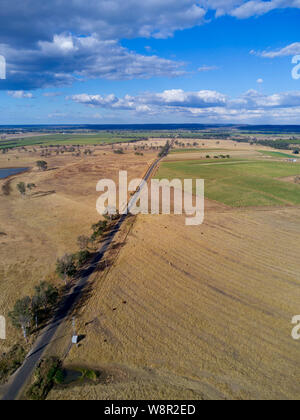 Vue aérienne de route de campagne qui traverse de très près de terre sèche Wallaville Queensland Australie Banque D'Images