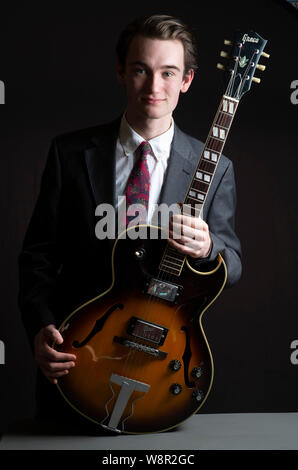 Portrait de jeunes 17 ans, étudiant en musique avec guitare Banque D'Images